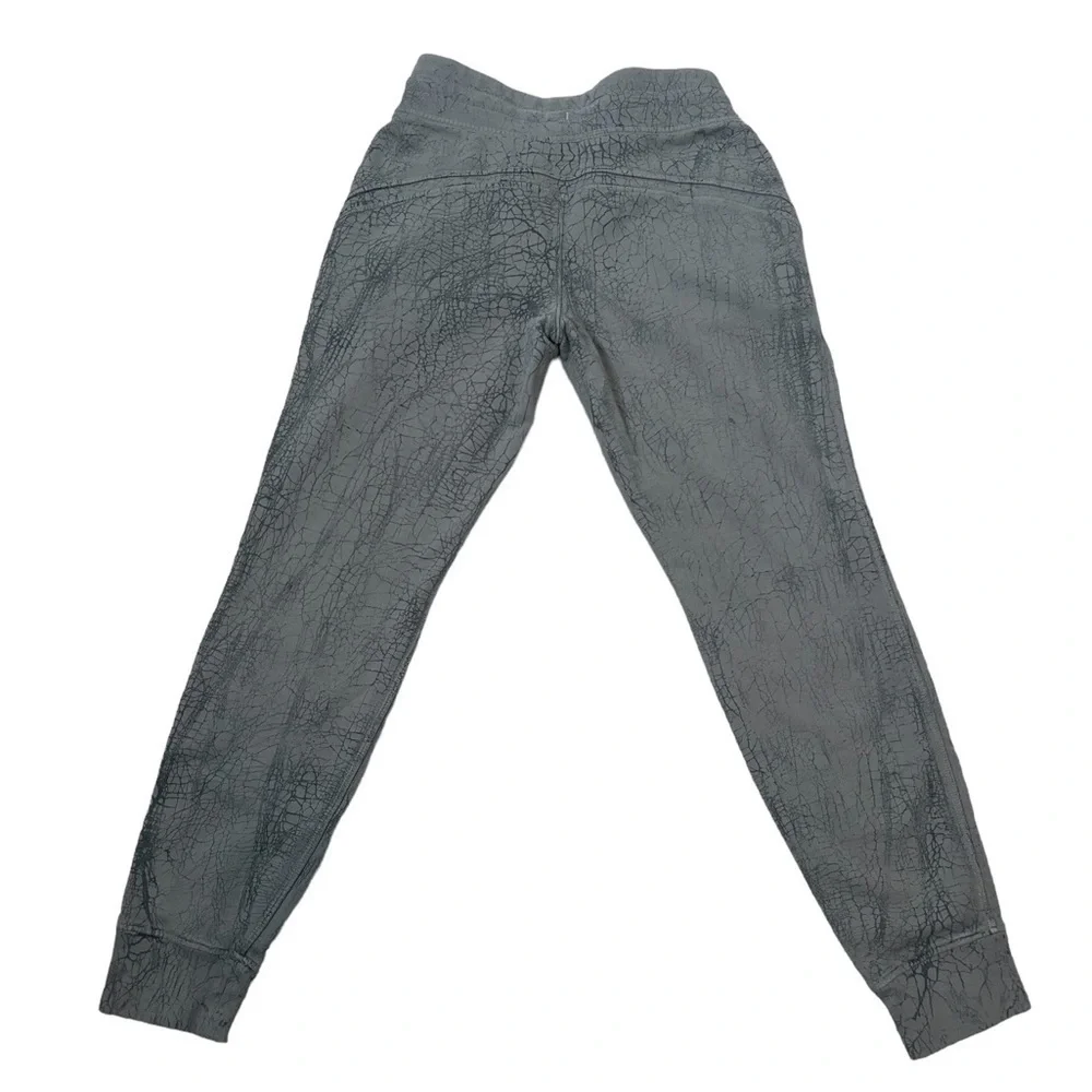 Lululemon Women Warm Down Slim Fit Mid Rise Jogger Athleisure 7/8 Length Size 6
